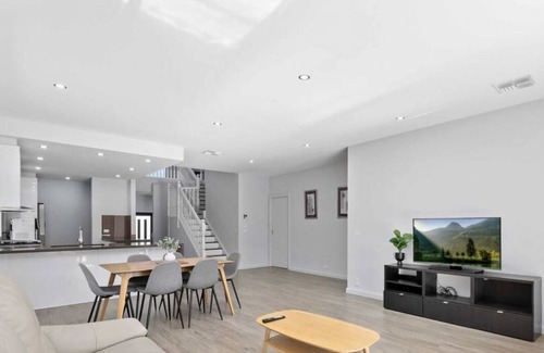 Crace House | Luxurious Large Home @Crace
