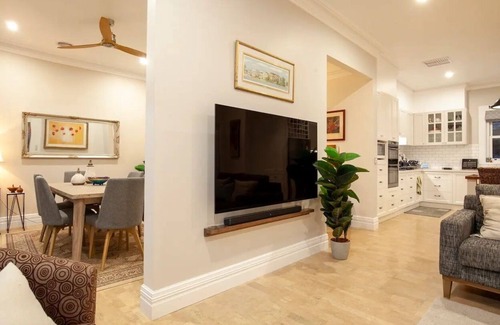 Corowa Cottage | Luxurious, light-filled, central Corowa town home