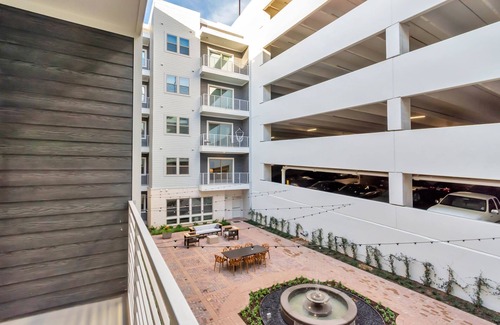 Greenway Plaza-Upper Kirby Apartment | Luxurious living in River Oaks
