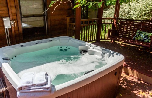 Massanutten Cabin | Luxurious Log Cabin with Hot Tub, Pool Table, Ping Pong and more!