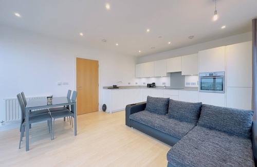 Addiscombe Apartment | Luxurious London Apartment w/Balcony & gym