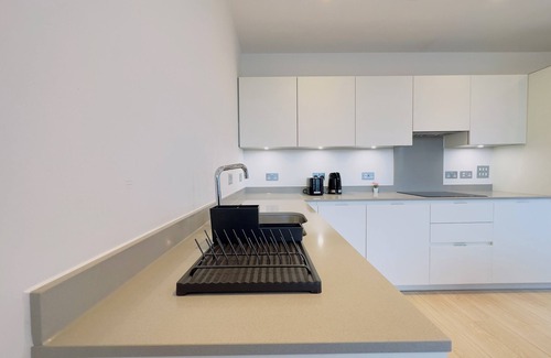 Addiscombe Apartment | Luxurious London Apartment w/Balcony & gym