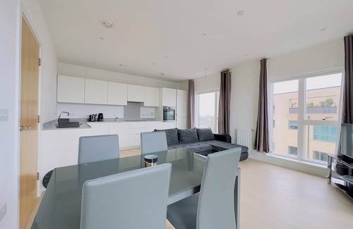 Addiscombe Apartment | Luxurious London Apartment w/Balcony & gym