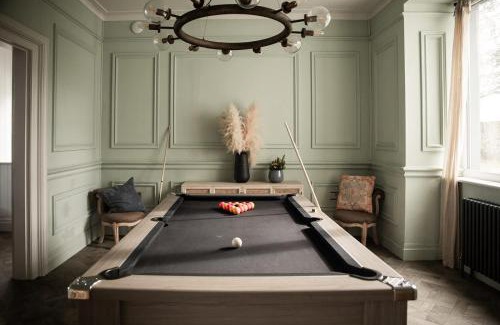 Amlwch House | Luxurious Manor House with Sea Views - Sleeps 10