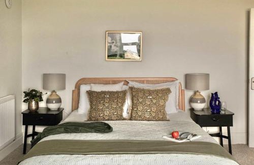 Amlwch House | Luxurious Manor House with Sea Views - Sleeps 10