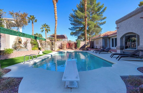 Spring Valley House | Luxurious Mansion Private Pickleball Court, Arcade, & Pool Fits 24 People Max!