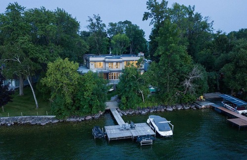 Innisfil House | Luxurious masterpiece on the lake.