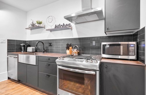 Midtown Apartment | Luxurious Midtown City Apartment Unit 4