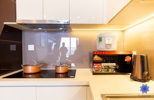 Tan Binh House | Luxurious & Modern 2Brs Apartment, Free Gym & Pool, 2.5km from airport