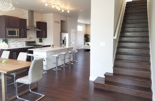 The Gate House | Luxurious & Modern. 4-story 5BDR House. Rooftop Deck w/amazing Arch Views!