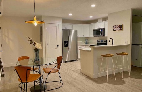 Grant Condo | Luxurious modern retreat in Downtown w/pool