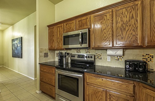 Moore House | LUXURIOUS MOORE HOME 8 MILES TO OU & 15 MILES TO OKC BRICKTOWN