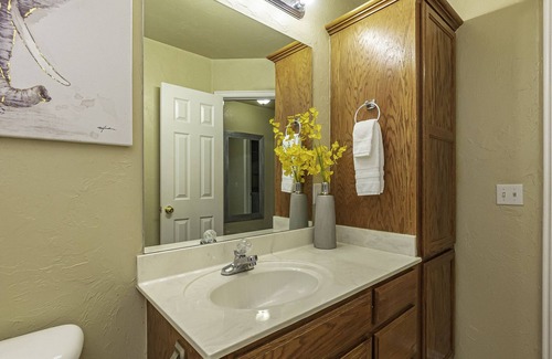 Moore House | LUXURIOUS MOORE HOME 8 MILES TO OU & 15 MILES TO OKC BRICKTOWN