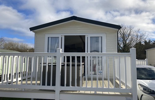 Helston House | Luxurious new 8 berth caravan, Ruan Minor Cornwall -Beach 10 min. 2 decked areas