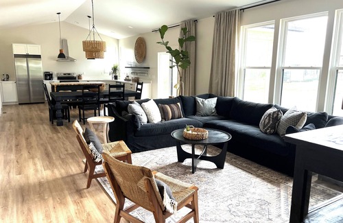 Union House | Luxurious New House Between Ark Encounter and Creation Museum-Sleeps 8