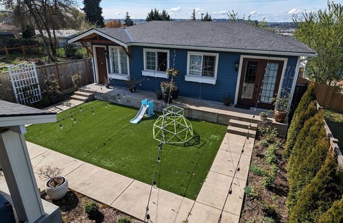 Renton House | Luxurious newly constructed estate nestled in the quiet Talbot Hill neighborhood