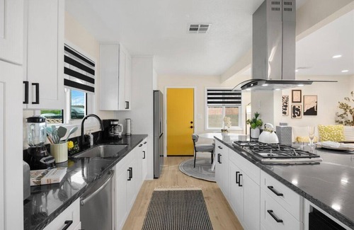 Southwest Anaheim House | Luxurious Newly Remodeled 4 bedroom Home with Large Backyard near Disneyland