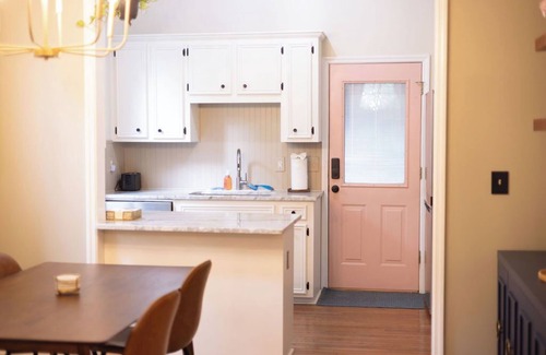 Earlewood House | Luxurious & Newly Renovated 3 BR Bungalow - Minutes from USC - Sleeps 8