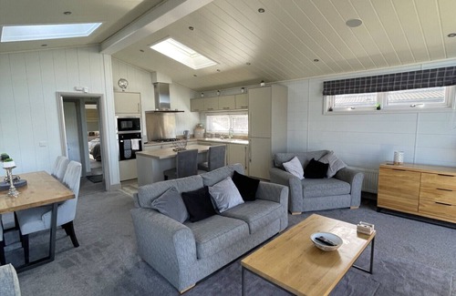 Berwick-upon-Tweed House | Luxurious Oakwood Lodge with Lake View and Glorious Balcony Sunsets