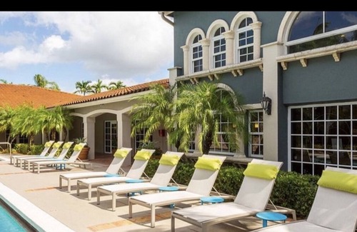 Pembroke Pines Apartment | Luxurious Oasis Villa Pines