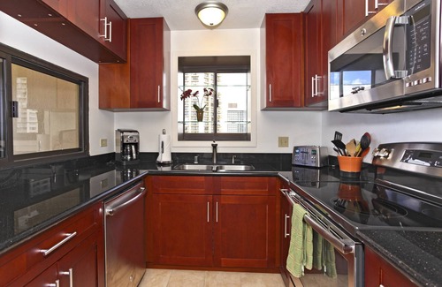 Waikiki Condo | Luxurious Ocean View 2-bed/2-bath condo with Pool, FREE Valet Parking & Wi-Fi