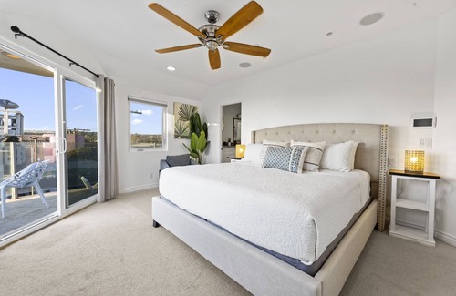 Mission Beach House | LUXURIOUS OCEAN VIEW HOME STEPS TO MISSION BEACH HUGE PATIO SLEEPS 14