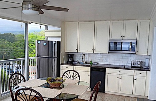 Kahaluu Bay Condo | Luxurious Oceanfront Penthouse Condo Air Conditioned. Sleeps 4