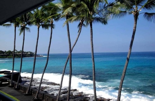 Kahaluu Bay Condo | Luxurious Oceanfront Penthouse Condo Air Conditioned. Sleeps 4