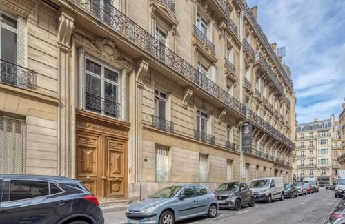 8th Arrondissement Apartment | LUXURIOUS PARISIAN RETREAT: ONE-BEDROOM APARTMENT IN CHAMPS-ÉLYSÉES