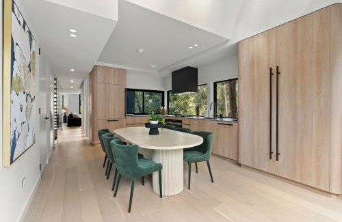 Glebe Apartment | Luxurious Parkside 4BR Terrace House w/Garage