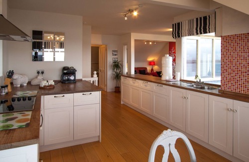 Roundstone Apartment | Luxurious Penthouse Apartment with panoramic sea views - in the village