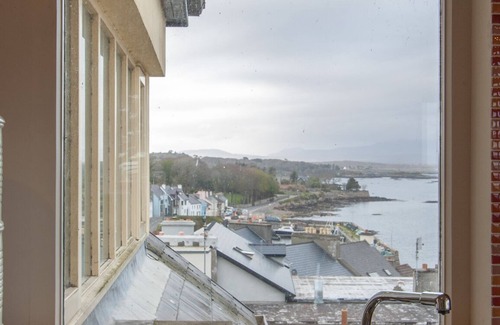 Roundstone Apartment | Luxurious Penthouse Apartment with panoramic sea views - in the village