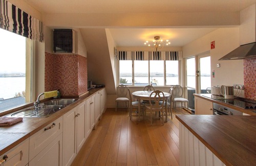 Roundstone Apartment | Luxurious Penthouse Apartment with panoramic sea views - in the village