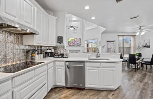 Lake Highlands Villa | Luxurious | Pool Oasis | PS5 | 12 Beds | Aquarium