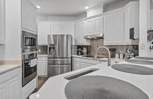 Lake Highlands Villa | Luxurious | Pool Oasis | PS5 | 12 Beds | Aquarium