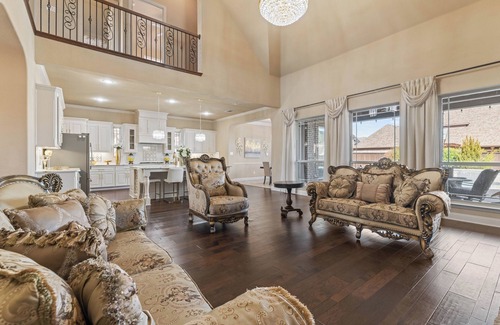 Prosper House | Luxurious Prosper Retreat- 5 Beds & a Private Pool