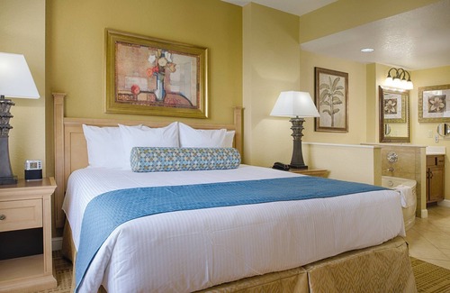 Lake Buena Vista Resort | Luxurious Resort minutes from Disney World with full access to all resort Amenities