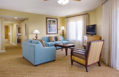 Lake Buena Vista Resort | Luxurious Resort minutes from Disney World with full access to all resort Amenities