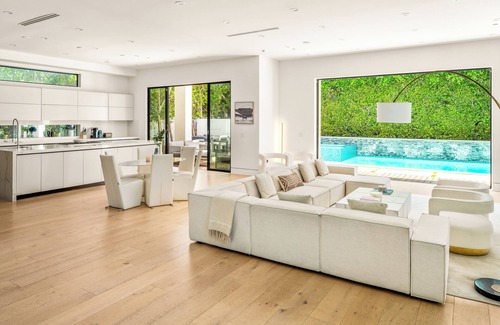 Mid City House | Luxurious Retreat - Modern House with Pool