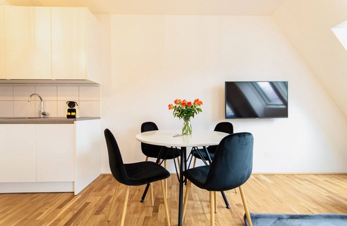 Weißgerber Apartment | ♛Luxurious Retreat | Mins to City Center + Balcony