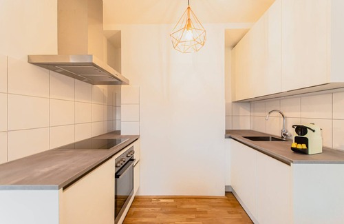 Weißgerber Apartment | ♛Luxurious Retreat | Mins to City Center + Balcony
