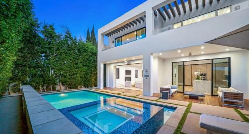 Mid City Villa | Luxurious Retreat - Modern House with Pool