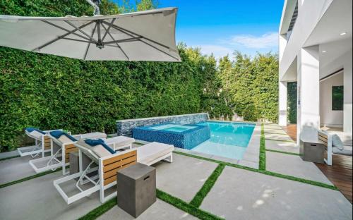 Mid City Villa | Luxurious Retreat - Modern House with Pool
