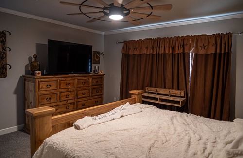 Shallowater House | Luxurious Retreat near Jones AT&T Stadium!