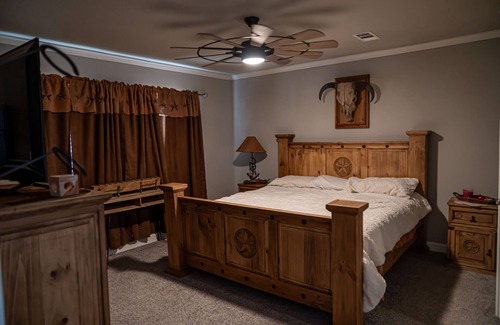 Shallowater House | Luxurious Retreat near Jones AT&T Stadium!