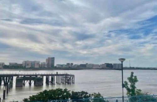Glyndon Apartment | Luxurious river view apartment