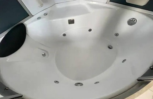 Manali Apartment | Luxurious Room with Hottub, Olive Manali Cottage