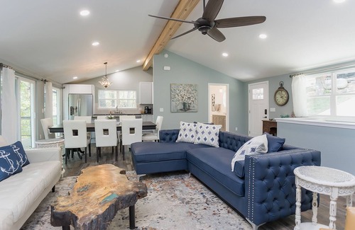 Beaver Shores House | Luxurious Rose Cottage on Beaver Lake