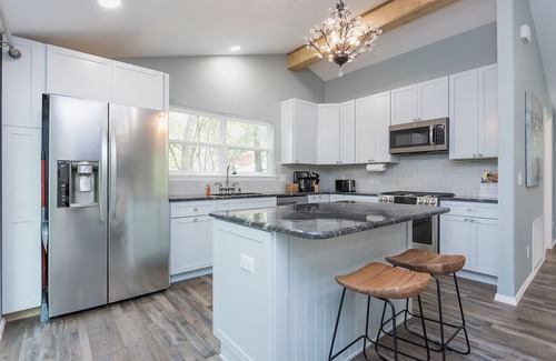Beaver Shores House | Luxurious Rose Cottage on Beaver Lake