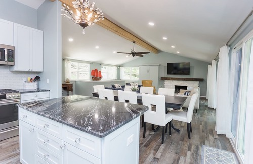 Beaver Shores House | Luxurious Rose Cottage on Beaver Lake
